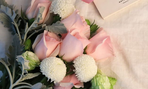 十支玫瑰花和一支百合花的花语是什么意思
