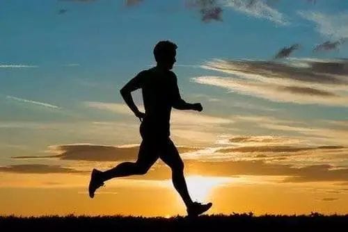 夏天晚上几点跑步减肥效果最好-夏天适合晨跑还是夜跑