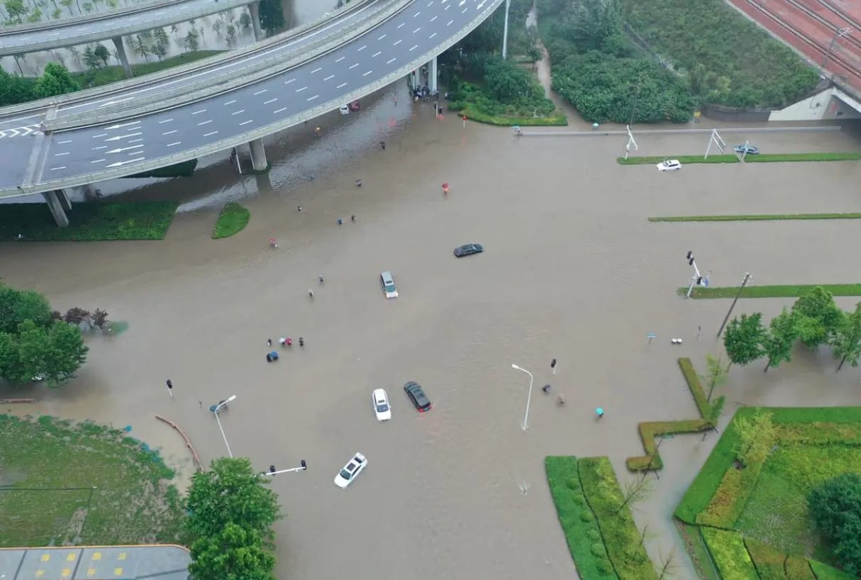 郑州暴雨一轿车飞下高架桥