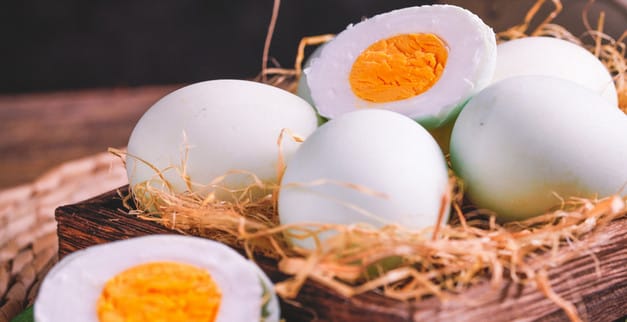 如何辨别煮熟的咸鸭蛋的真假