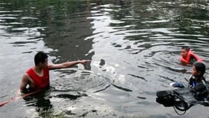男孩捡鞋溺亡救援队:同伴多次扔鞋-男孩为捡鞋子落水溺亡