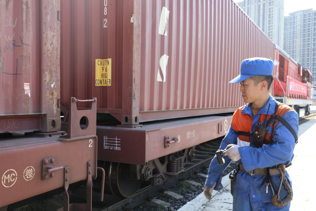工作人员正在进行例行检查。北京铁路局供图