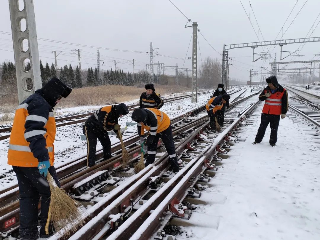 铁路部门迅速应对寒潮降温雨雪天气 确保客货运输安全有序